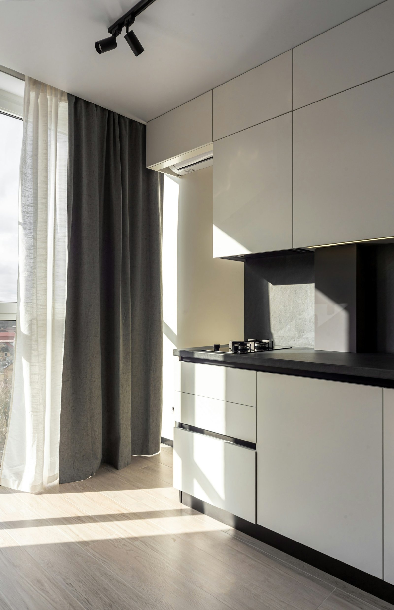 Graphic interior composition combining mineral and metallic materials